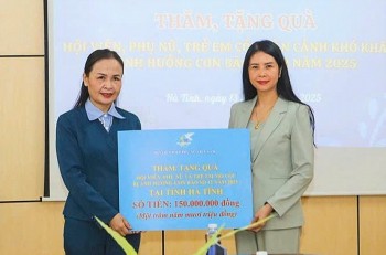 Hơn 400 suất quà cho phụ nữ và trẻ em bị ảnh hưởng bởi thiên tai ở Hà Tĩnh