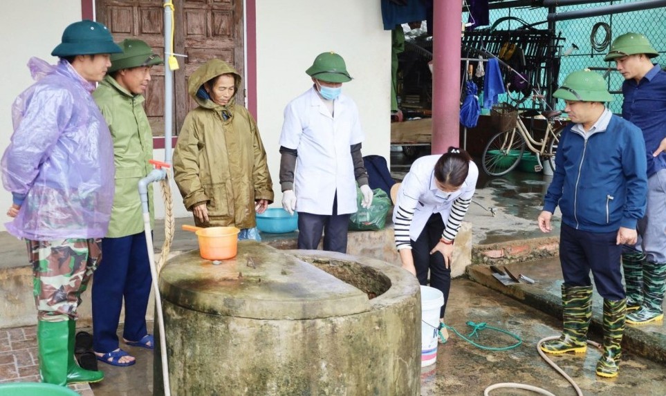 Hoàn thành vệ sinh môi trường, xử lý nước sinh hoạt lũ lụt