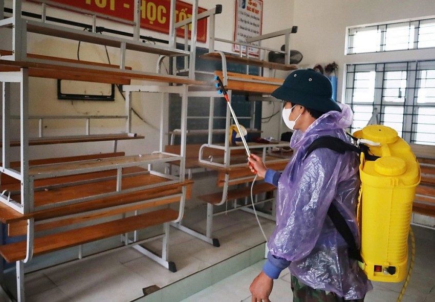 Hoàn thành vệ sinh môi trường, xử lý nước sinh hoạt lũ lụt