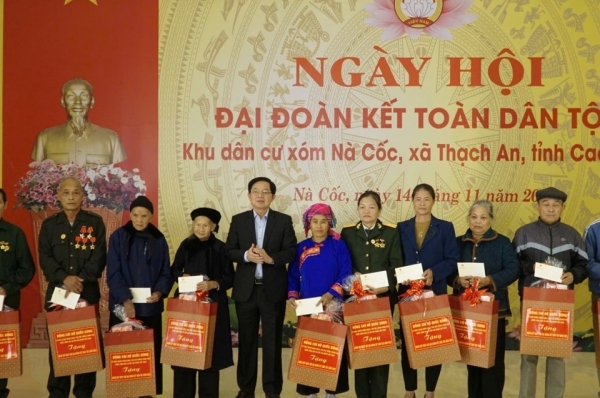 Phó Thủ tướng Hồ Quốc Dũng dự Ngày hội Đại đoàn kết toàn dân tộc tại Khu dân cư xóm Nà Cốc, xã Thạch An