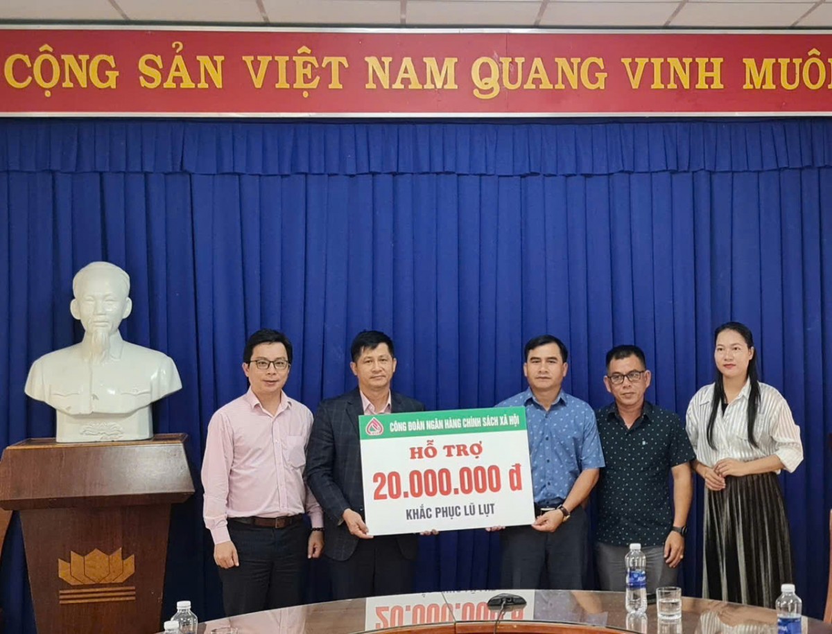 Ngân hàng Chính sách xã hội Đà Nẵng trao hỗ trợ 20 triệu đồng giúp người dân Phước Chánh khắc phục hậu quả mưa lũ