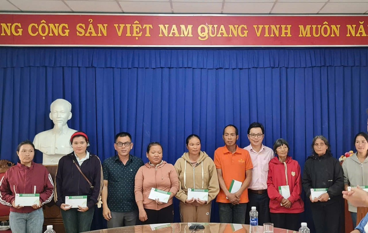 Người dân Phước Chánh nhận quà hỗ trợ từ Ngân hàng Chính sách xã hội Đà Nẵng sau mưa bão