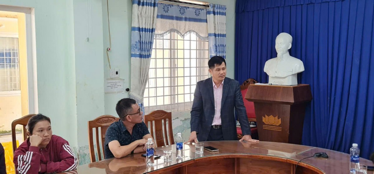 Đoàn công tác NHCSXH Đà Nẵng làm việc với lãnh đạo xã Phước Chánh về hỗ trợ khắc phục hậu quả mưa bão