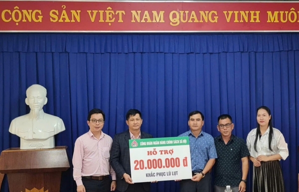 Ngân hàng Chính sách xã hội Đà Nẵng thăm và hỗ trợ 20 hộ dân Phước Chánh sau mưa bão