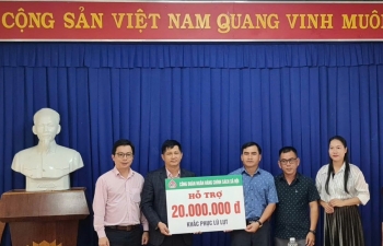 Ngân hàng Chính sách xã hội Đà Nẵng thăm và hỗ trợ 20 hộ dân Phước Chánh sau mưa bão