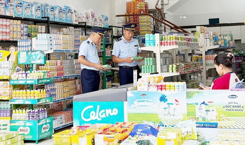 Cán bộ Đội QLTT số 8 kiểm tra một cơ sở kinh doanh trên địa bàn.