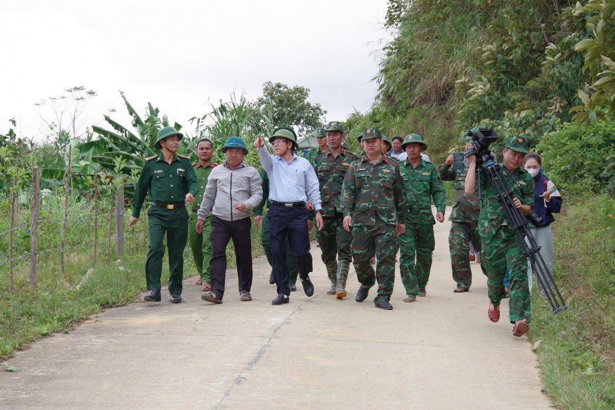 Lãnh đạo TP Đà Nẵng kiểm tra công tác ứng phó sạt lở tại xã Hùng Sơn Lãnh đạo TP Đà Nẵng kiểm tra công tác ứng phó sạt lở tại xã Hùng Sơn