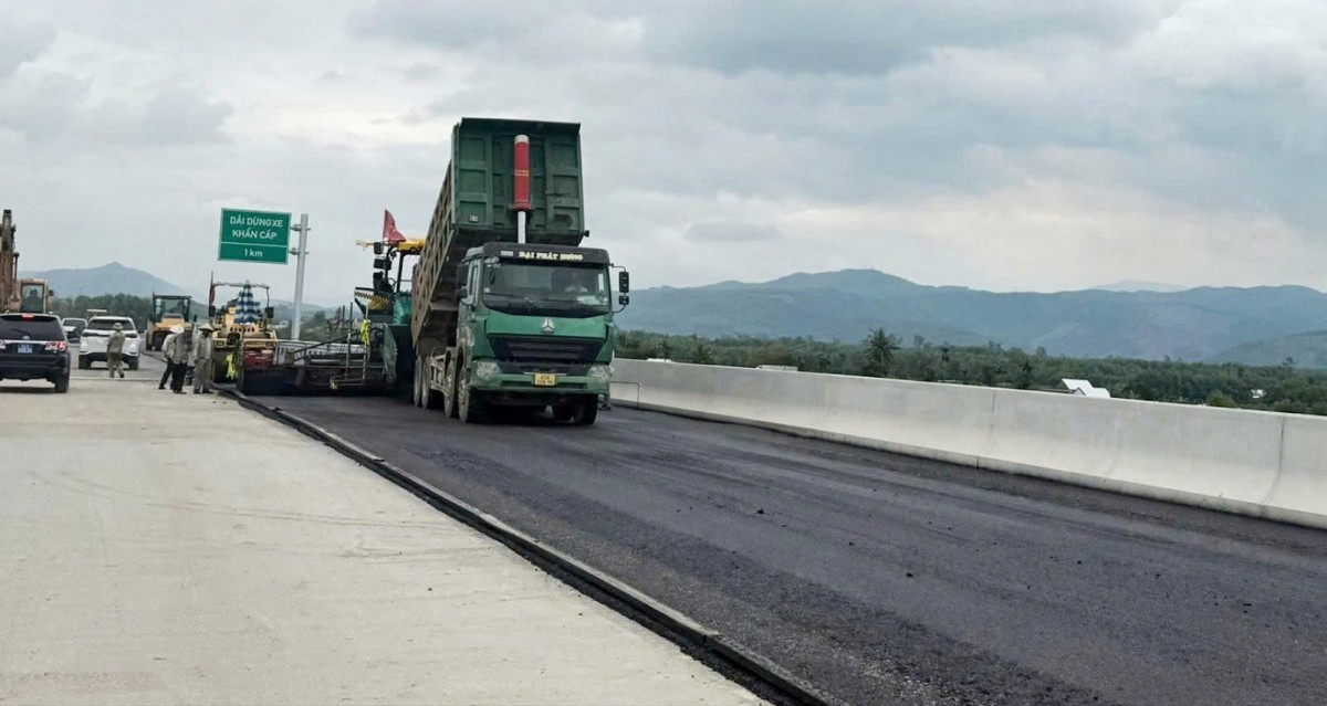 Thi công mặt đường cao tốc Quảng Ngãi – Hoài Nhơn đoạn qua xã Nguyễn Nghiêm