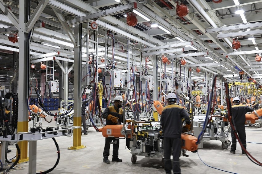 Công nhân làm việc tại Nhà máy sản xuất ô tô điện VinFast Hà Tĩnh được hưởng chế độ phúc lợi tốt