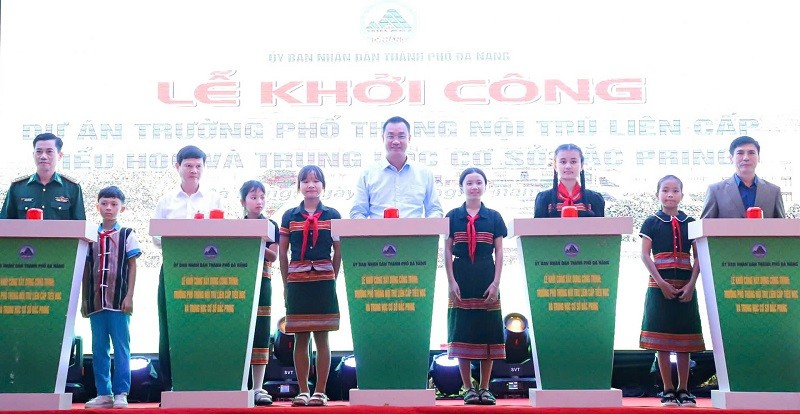 Bí thư Thành uỷ Đà Nẵng Lê Ngọc Quang và các đại biểu thực hiện nghi thức khởi công Trường Phổ thông nội trú liên cấp Đắc Pring.