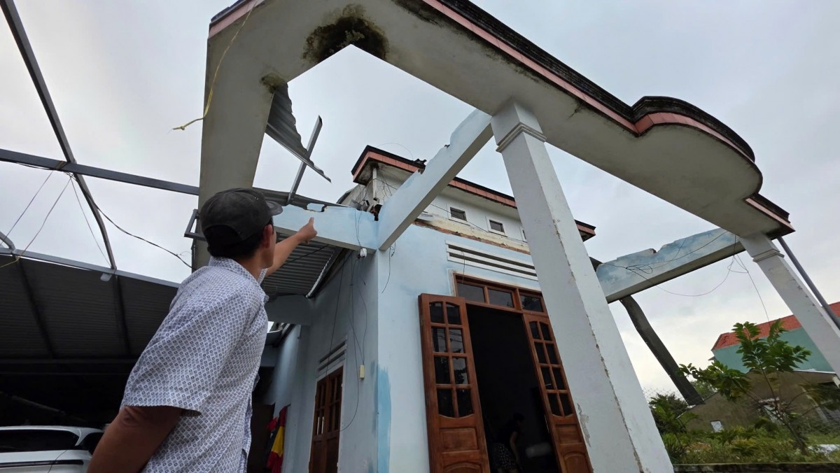 Nhà dân bị tốc mái ở xã Chiên Đàn, TP Đà Nẵng.