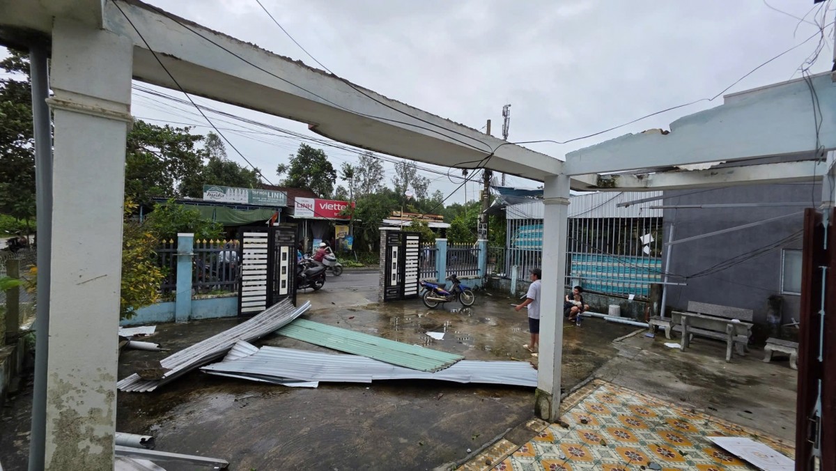 Trận lốc xoáy tại xã Chiên Đàn khiến ít nhất 20 căn nhà hư hỏng.