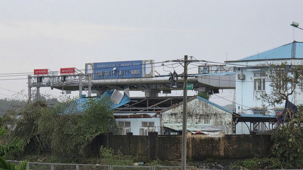 Nhà điều hành Trạm thu phí Tam Kỳ (cao tốc Đà Nẵng - Quảng Ngãi) cũng bị tốc mái sau trận lốc.