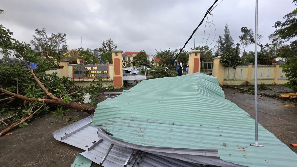 Mái tôn bay, hư hỏng nhiều nhà tại Đà Nẵng sau lốc xoáy.
