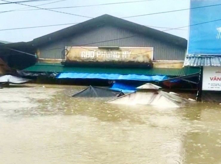 Tp. Huế ban hành công điện khẩn ứng phó với mưa lớn, ngập lụt và sạt lở đất