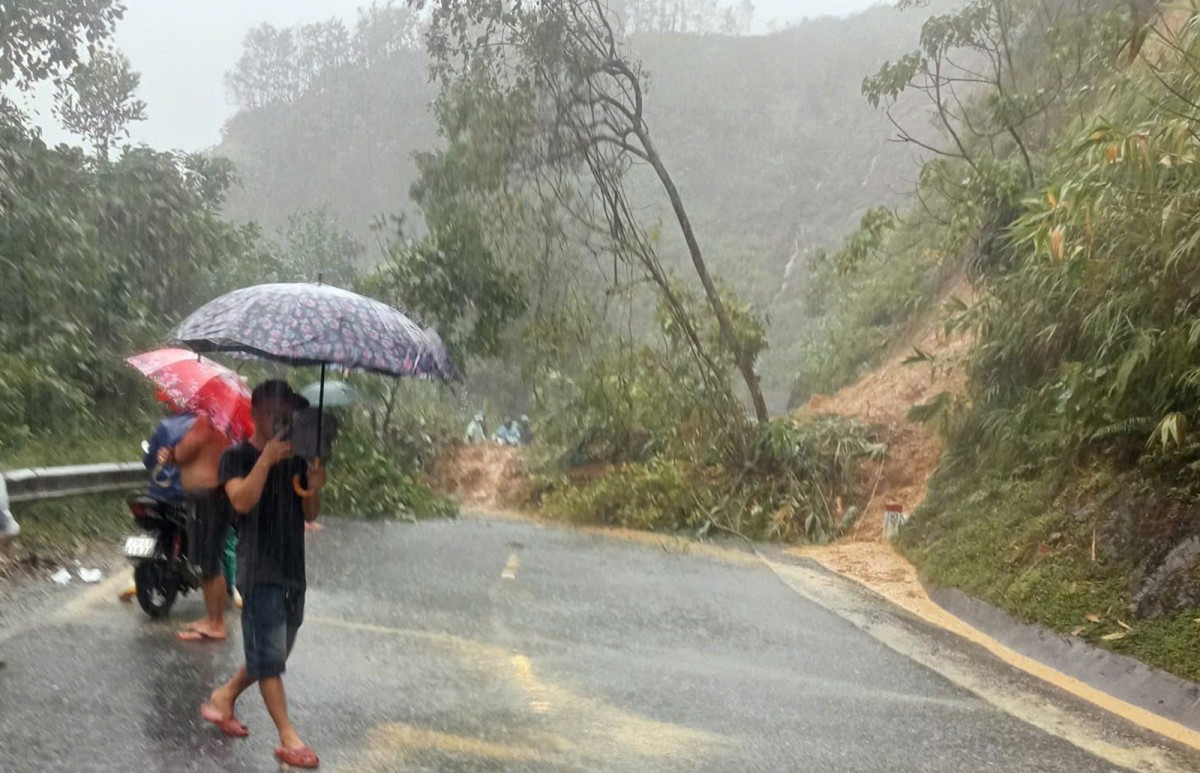 Tp. Huế ban hành công điện khẩn ứng phó với mưa lớn, ngập lụt và sạt lở đất