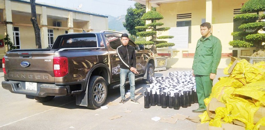 Đối tượng cùng tang vật bị Đồn Biên phòng cửa khẩu Hoành Mô bắt giữ.