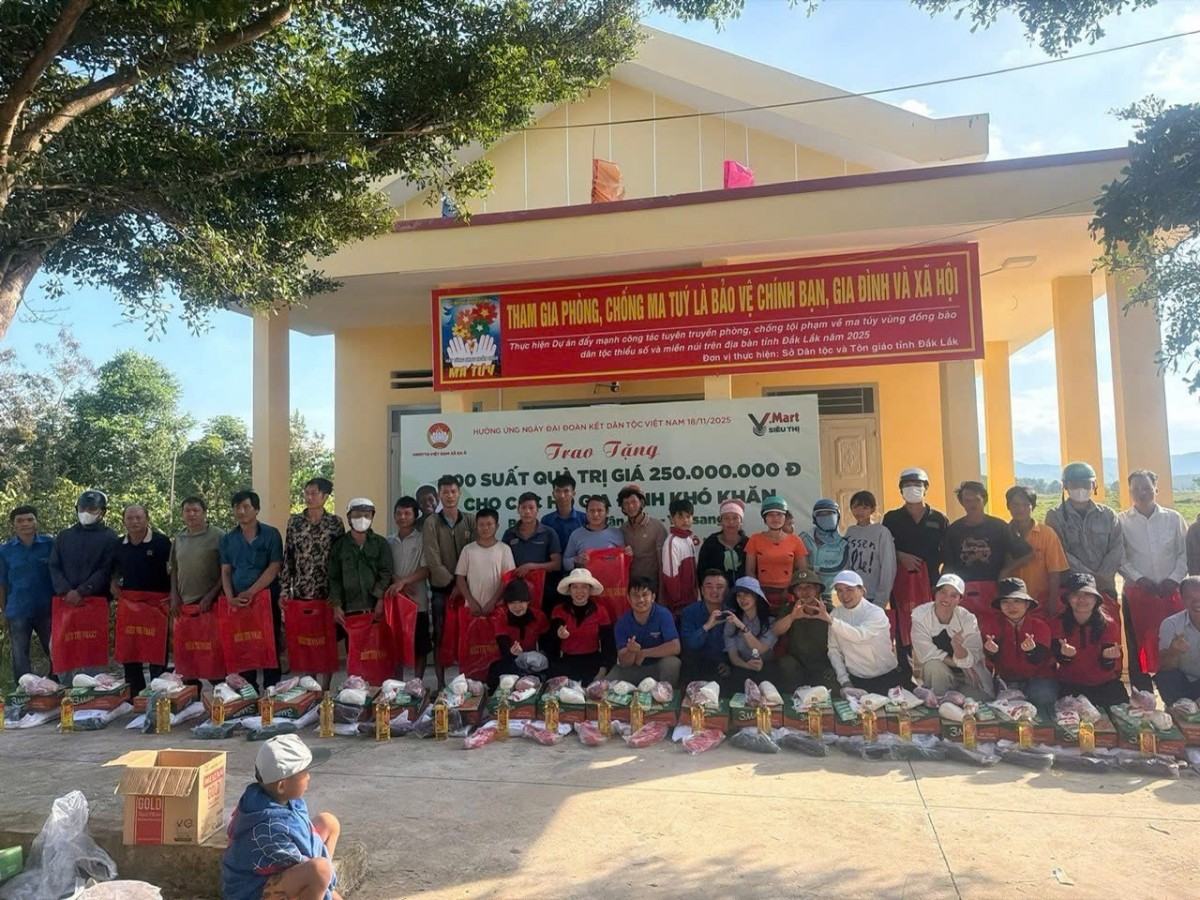 Các mạnh thường quân chung tay vì người nghèo tại xã Ea Ô