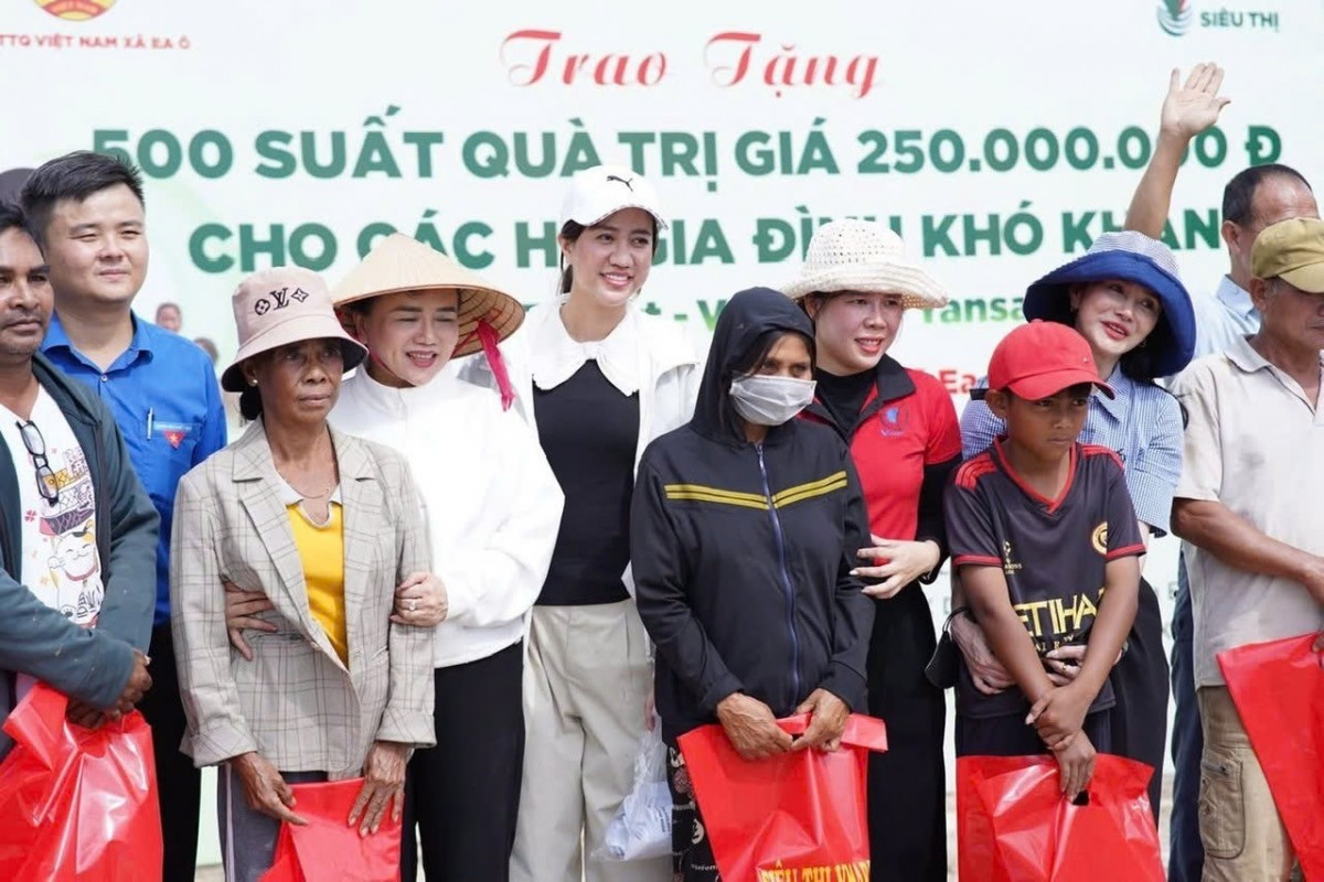 Các mạnh thường quân chung tay vì người nghèo tại xã Ea Ô