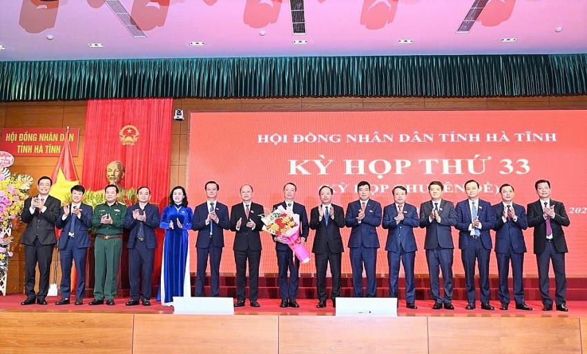 Các đại biểu tặng hoa chúc mừng đồng chí Phan Thiên Định