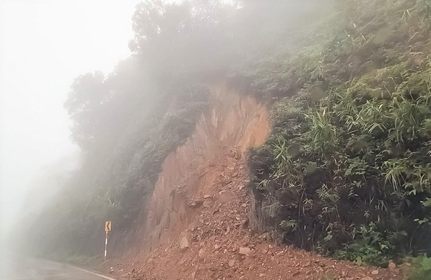 Các điểm nguy cơ sạt lở cao có thể đổ ập xuống đường bất cứ lúc nào