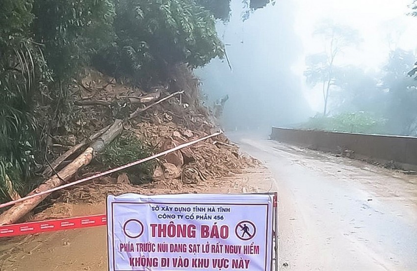 Cơ quan chức năng thường xuyên kiểm tra và gắn biển cảnh báo các điểm có nguy cơ sạt lở cao