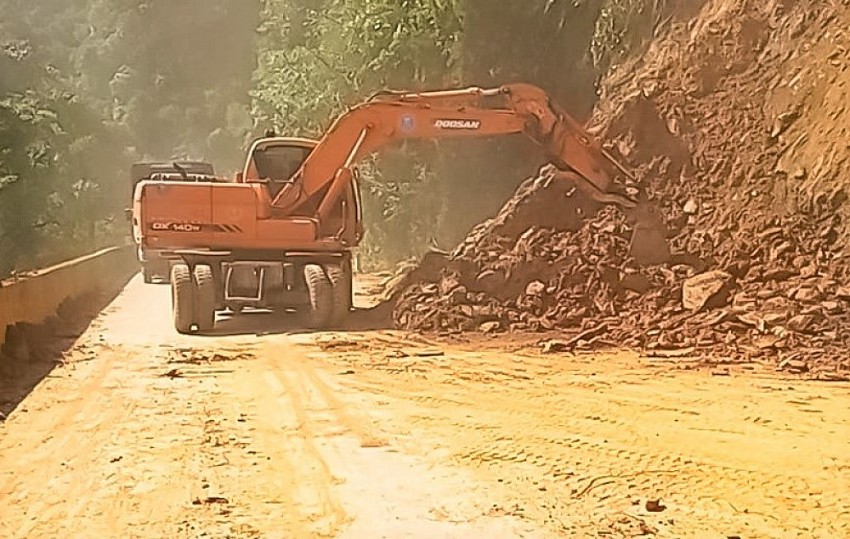 Sẵn sàng phương tiên và nhân lực để khắc phục sạt lở, đảm bảo thông tuyến giao thông