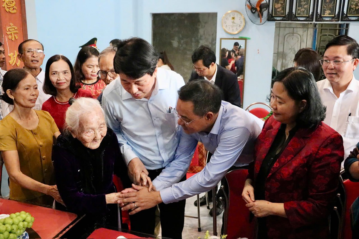 Chủ tịch nước Lương Cường thăm, tặng quà và động viên người dân vùng lũ Gò Nổi