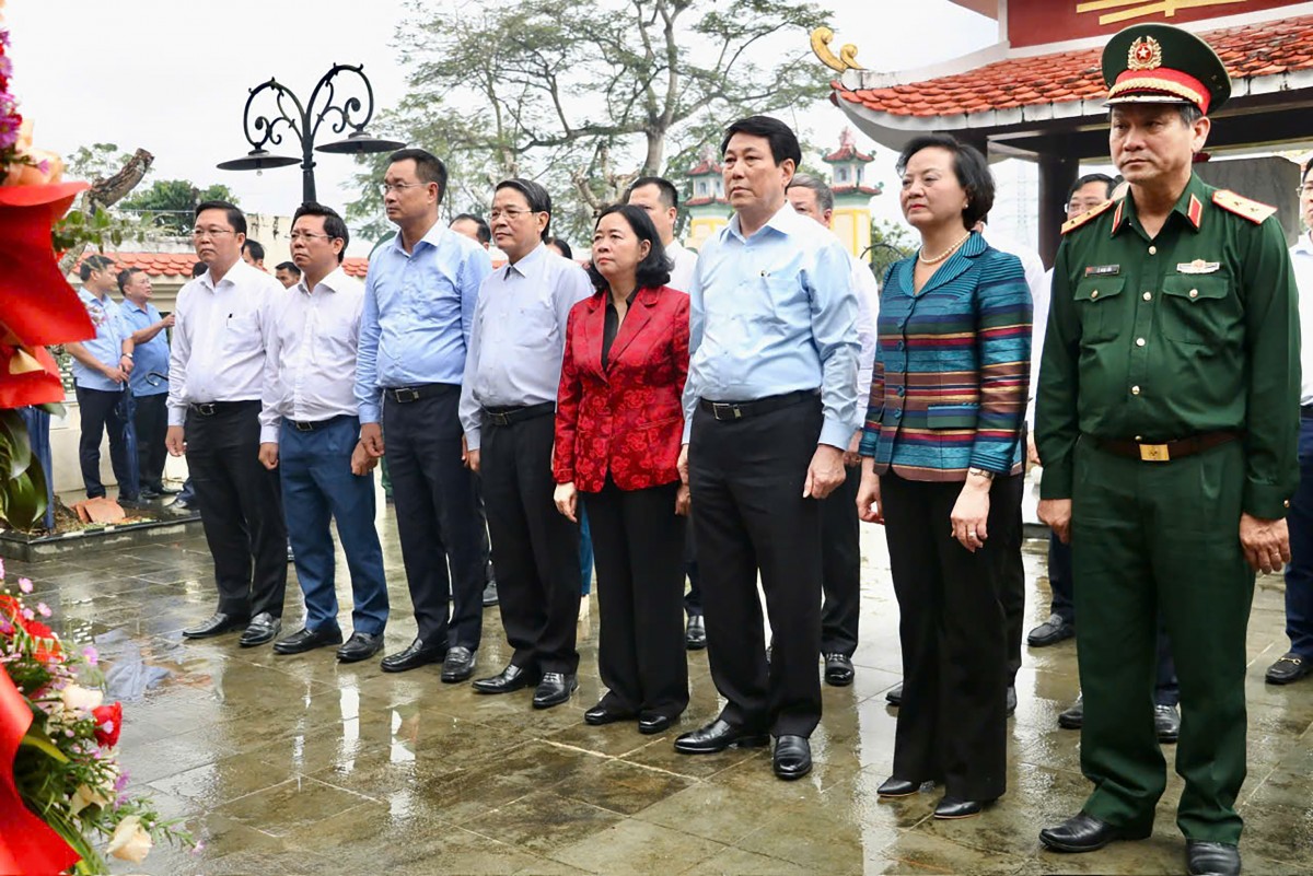 Chủ tịch nước Lương Cường thăm, tặng quà và động viên người dân vùng lũ Gò Nổi