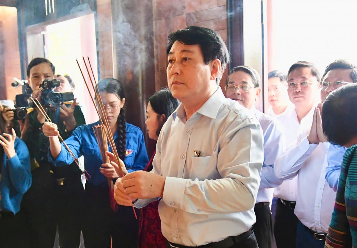 Chủ tịch nước Lương Cường thăm, tặng quà và động viên người dân vùng lũ Gò Nổi