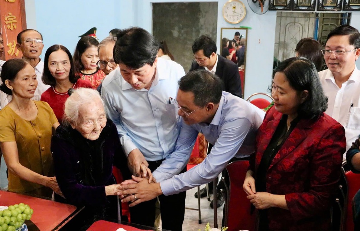 Chủ tịch nước Lương Cường thăm, tặng quà và động viên người dân vùng lũ Gò Nổi