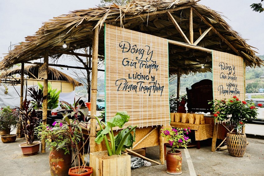 Trải nghiệm không gian chợ Cốc Lếu xưa bên bờ sông Hồng