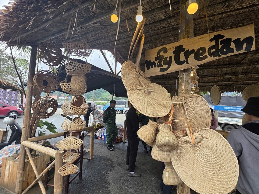 Trải nghiệm không gian chợ Cốc Lếu xưa bên bờ sông Hồng