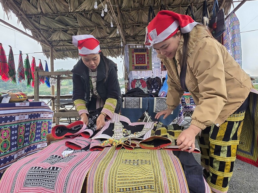 Trải nghiệm không gian chợ Cốc Lếu xưa bên bờ sông Hồng