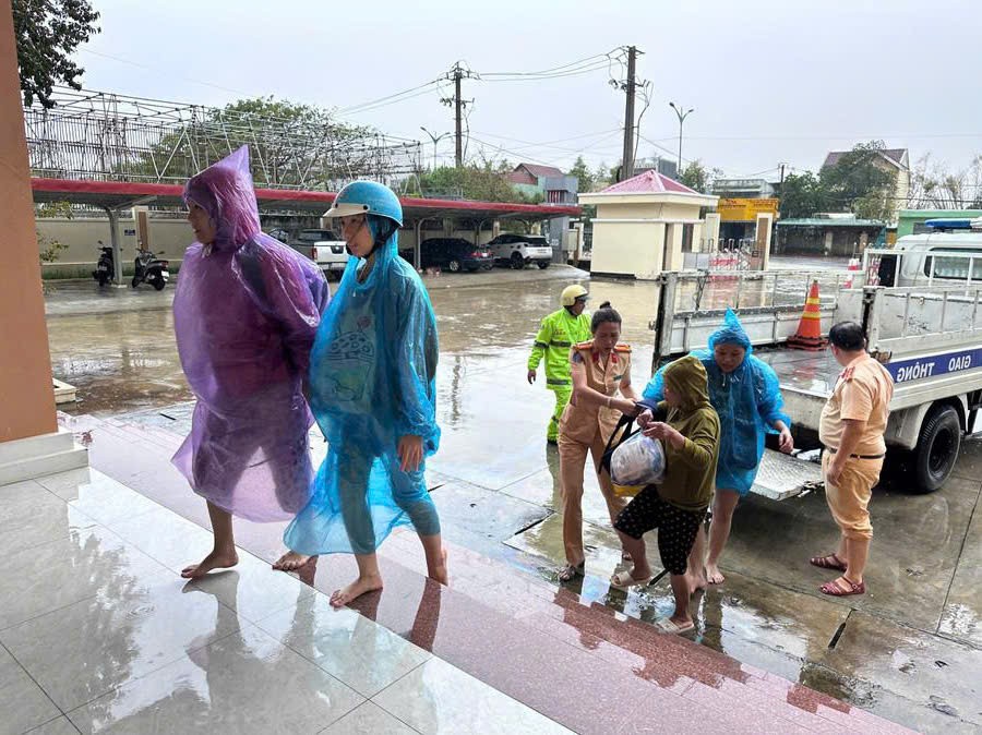 Công an Gia Lai nỗ lực cứu hộ, căng mình chăm lo cho người dân vùng ngập lụt
