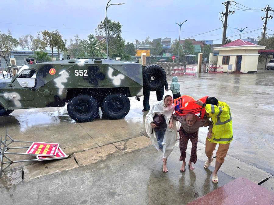 Công an Gia Lai nỗ lực cứu hộ, căng mình chăm lo cho người dân vùng ngập lụt