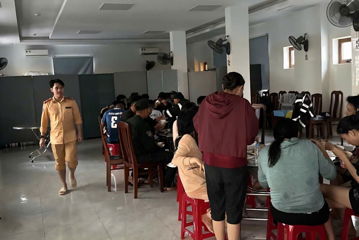 Công an Gia Lai nỗ lực cứu hộ, căng mình chăm lo cho người dân vùng ngập lụt