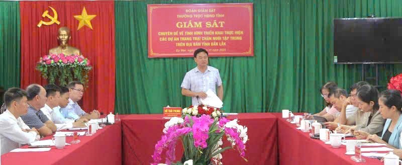 Giám sát tình hình triển khai các dự án trang trại chăn nuôi tập trung tại xã Ea Wer