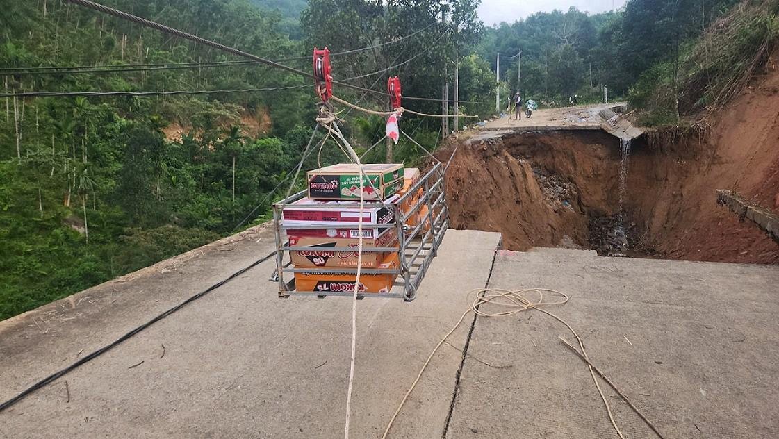 Sạt lở chia cắt 1.000 hộ dân ở Sơn Tây Hạ, Quảng Ngãi; người dân dùng ròng rọc chuyển nhu yếu phẩm