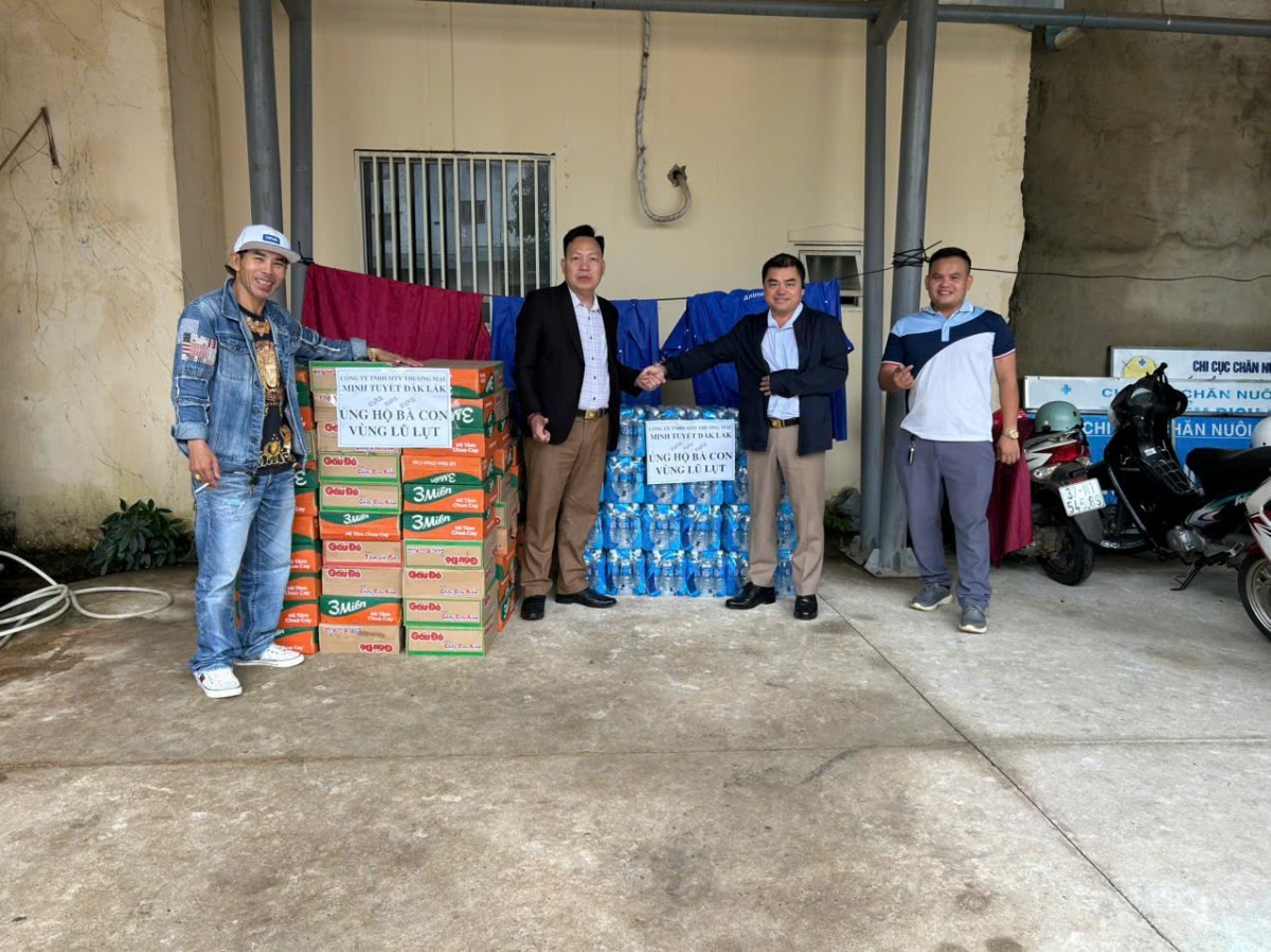 Công ty TNHH MTV Thương mại Minh Tuyết  ủng hộ đồng bào bị lũ lụt tại Đắk Lắk