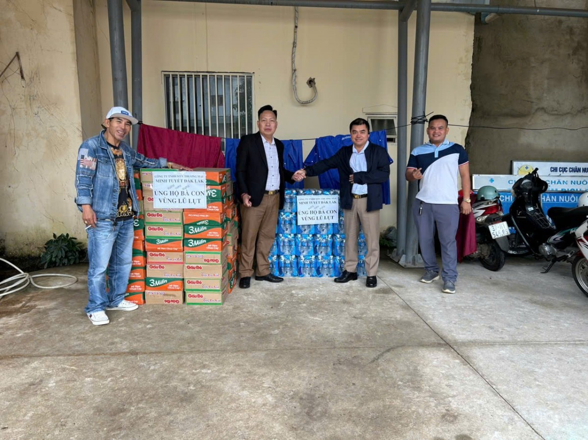 Công ty TNHH MTV Thương mại Minh Tuyết  ủng hộ đồng bào bị lũ lụt tại Đắk Lắk