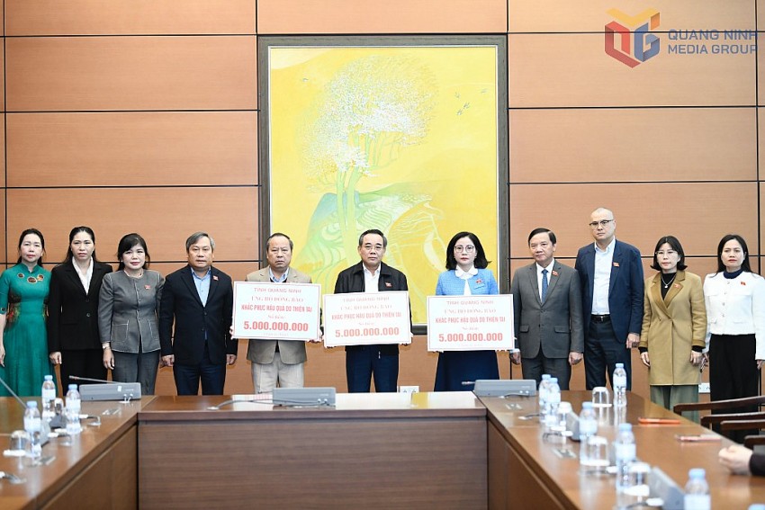 Tỉnh Quảng Ninh trao kinh phí hỗ trợ 3 địa phương bị ảnh hưởng bởi mưa lũ.