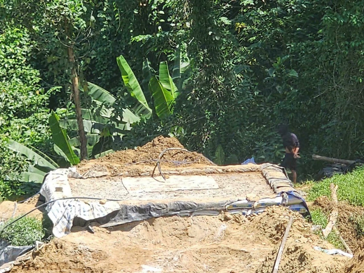 Hiện trường khai thác vàng trái phép tại khu vực Hố Nước (thôn 5, xã Thạnh Bình).