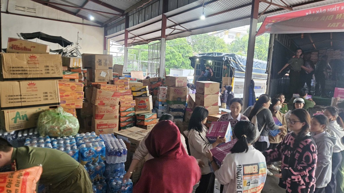 Nhiều tổ chức quốc tế chung tay hỗ trợ khẩn cấp hàng hóa thiết yếu cho người dân