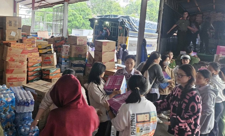 Nhiều tổ chức quốc tế chung tay hỗ trợ khẩn cấp hàng hóa thiết yếu cho người dân