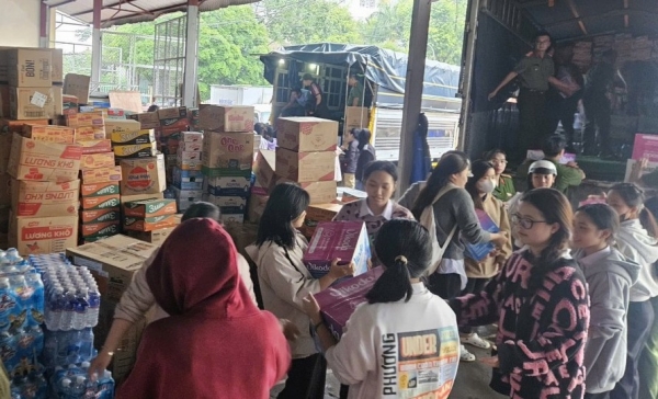Nhiều tổ chức quốc tế chung tay hỗ trợ khẩn cấp hàng hóa thiết yếu cho người dân