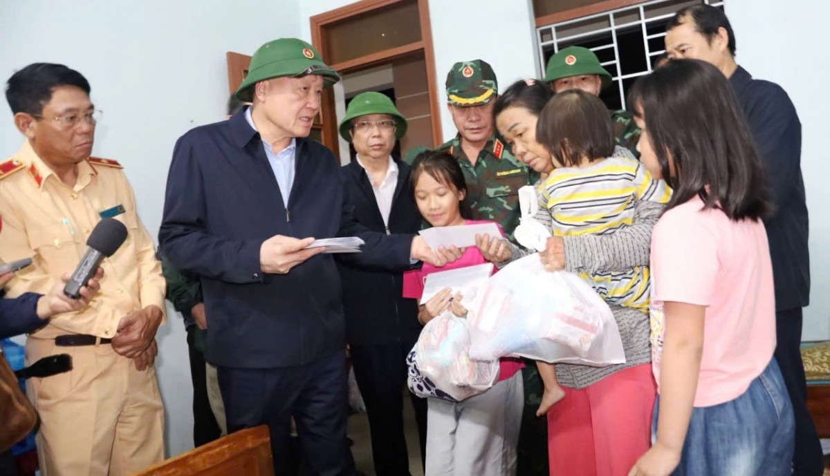 Phó Thủ tướng Thường trực Chính phủ Nguyễn Hòa Bình thăm hỏi người dân vùng lũ lụt