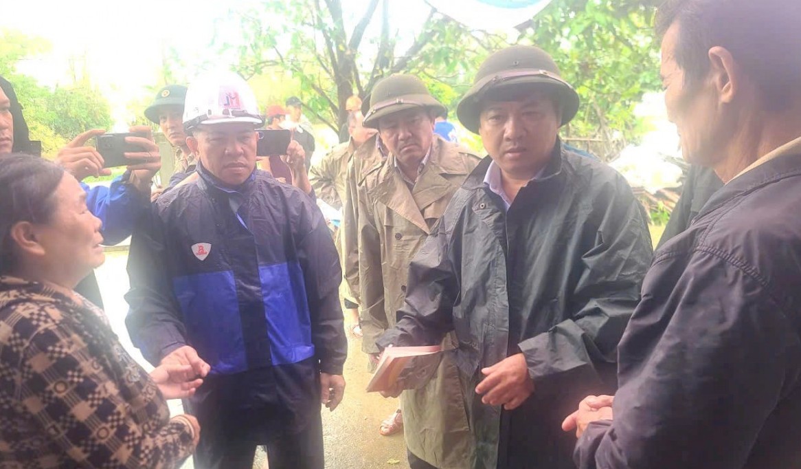 Bí thư Tỉnh ủy Đắk Lắk thăm hỏi, động viên gia đình các nạn nhân thiệt mạng do lũ lụt