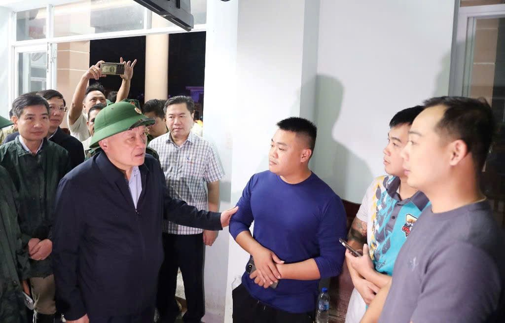 Phó Thủ tướng Thường trực Chính phủ Nguyễn Hòa Bình thăm hỏi người dân vùng lũ lụt