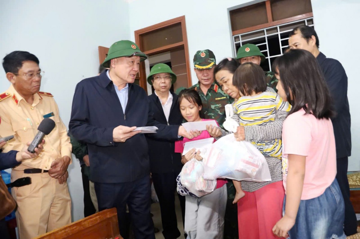 Phó Thủ tướng Thường trực Chính phủ Nguyễn Hòa Bình thăm hỏi người dân vùng lũ lụt